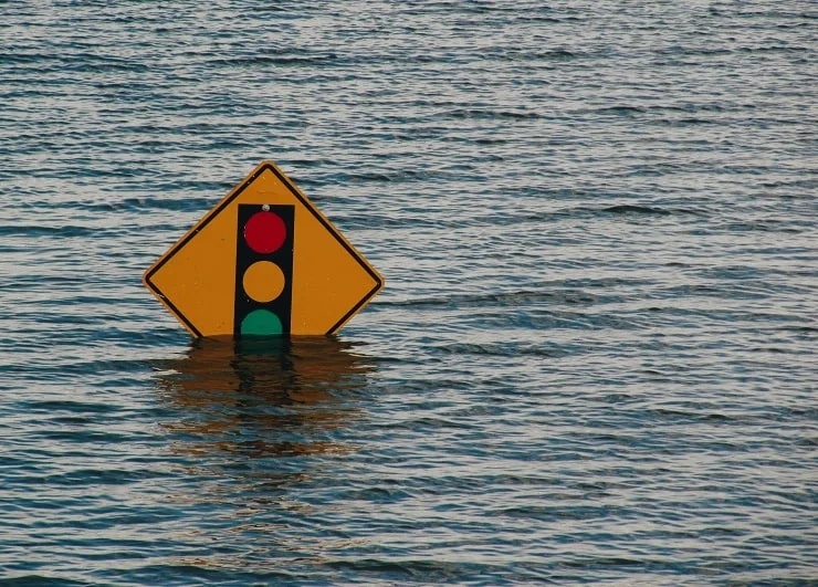 placa de trânsito submersa em uma enchente.