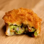 Anéis de cebola com guacamole picante