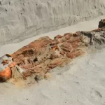 Túmulo no Peru contém esqueletos de pessoas com cordas no pescoço e mãos amarradas nas costas