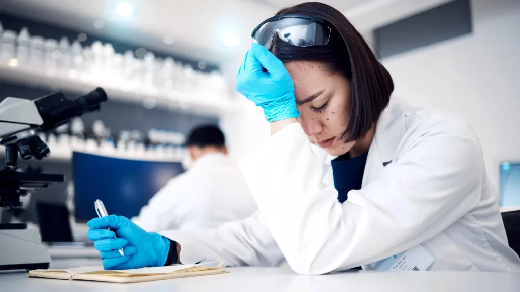 Cientista escrevendo artigo.