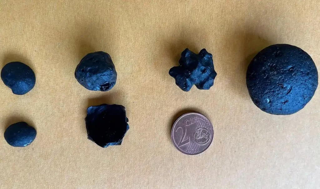 Os tectitos ou "vidro cósmico" recém-descobertos. 