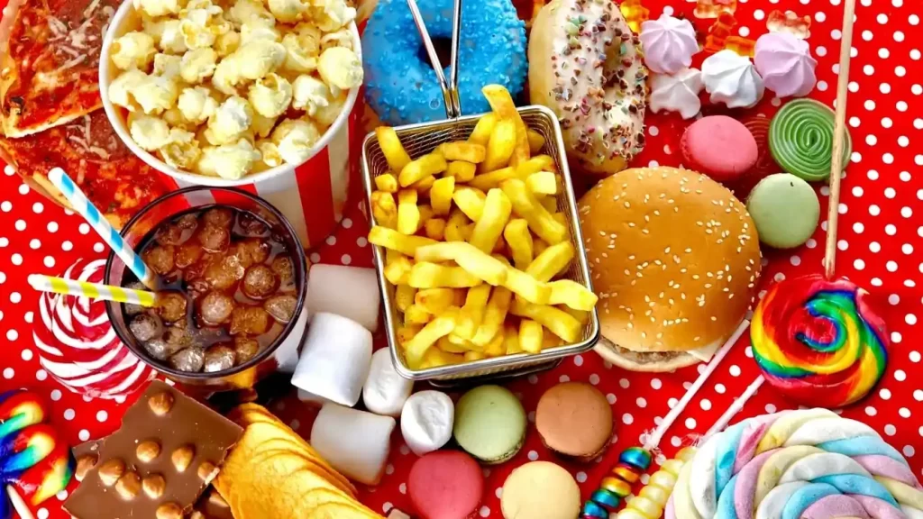 mesa com junk food