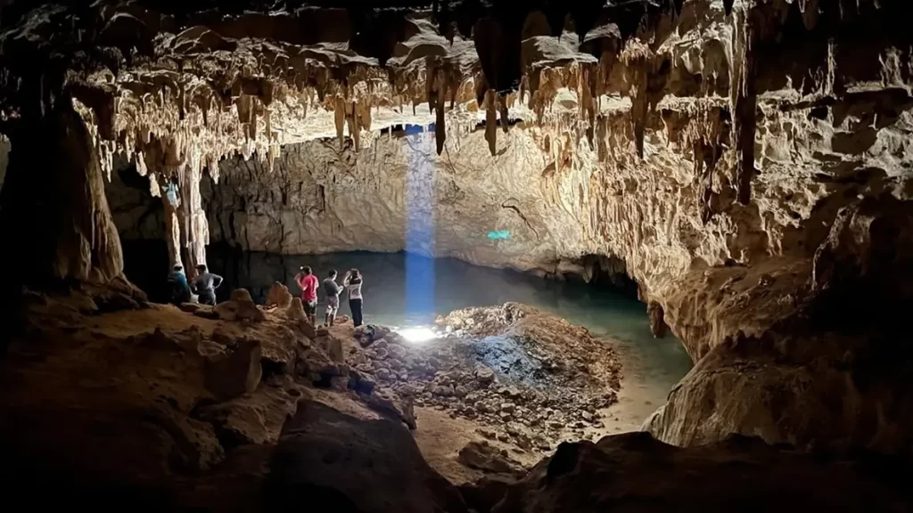 Turistas exploram a "Cúpula da Catedral", a maior câmara da Gruta Tzabnah (Iucatã, México), e a origem da caverna Tzab06-1. O poço artificial "La Noria" agora ilumina a caverna.