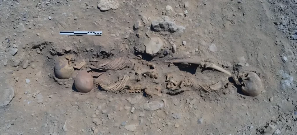 Um sepultamento intacto no Cemitério North Tombs contendo três indivíduos (Inds. 1167, 1168 e 1169)