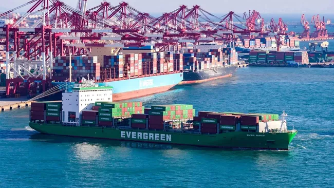 Navios cargueiros no porto