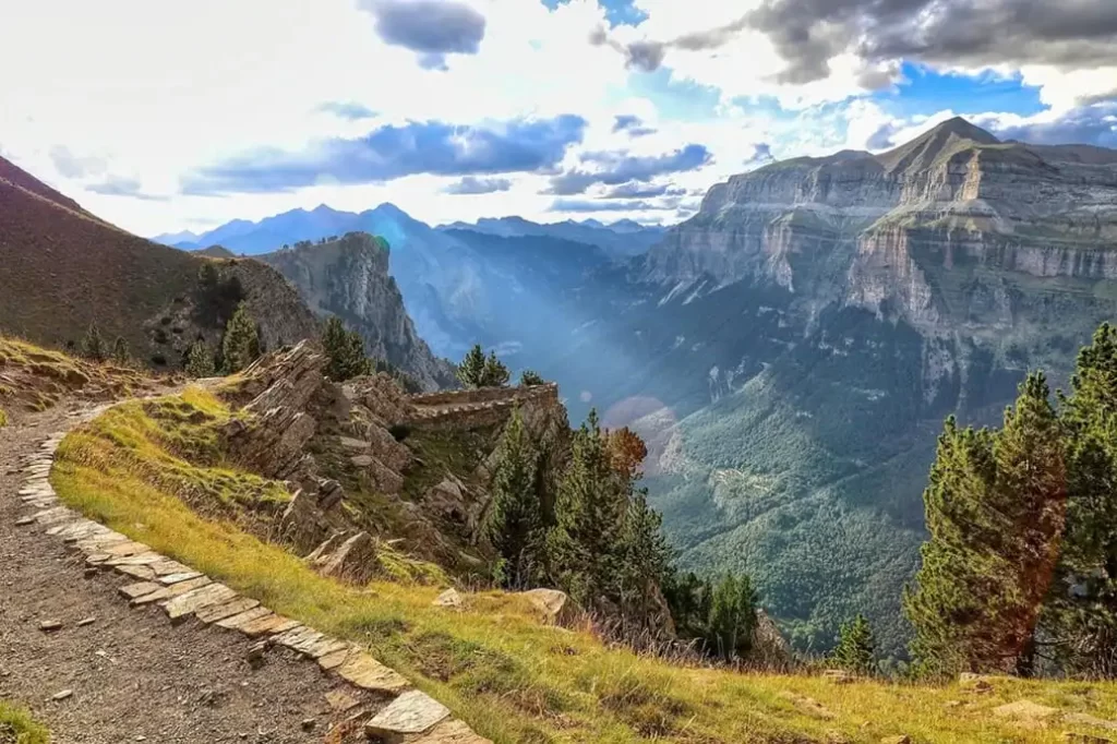 Os pinheiros dominam a paisagem do Parque Nacional Ordesa y Monte Perdido, na Espanha.