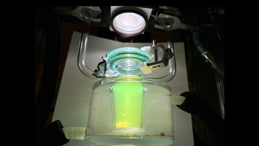 Uma descoberta inovadora abre caminho para a produção eficiente de hidrogênio a partir da energia solar, sem a necessidade do metal escasso platina. Em um reator de um laboratório de química da Universidade de Tecnologia de Chalmers, na Suécia, bolhas de gás hidrogênio podem ser facilmente vistas a olho nu enquanto se formam, demonstrando que a fotocatálise está ocorrendo de forma eficiente.