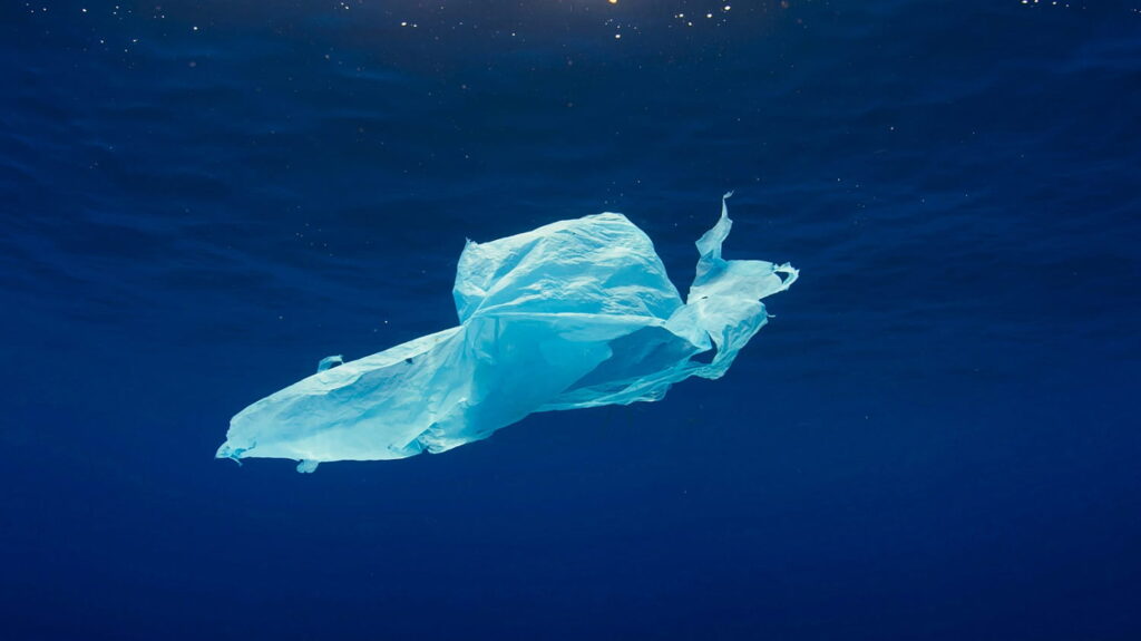 Lixo plástico no oceano