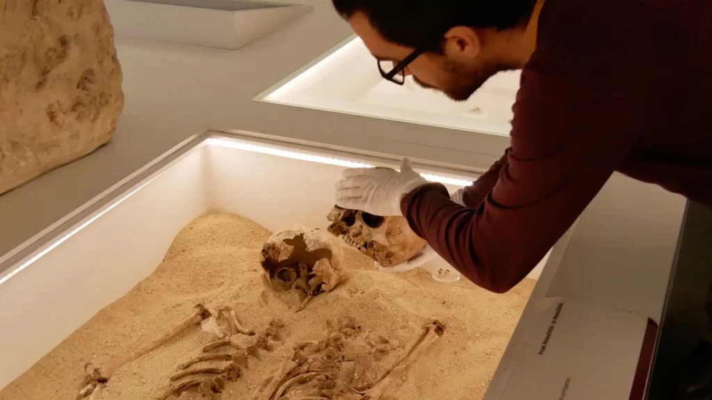 Daniel Fernandes se preparando para coletar uma amostra.