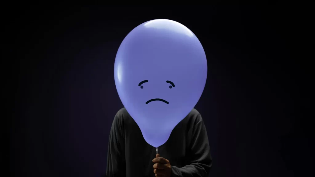 Balão com rosto triste desenhado