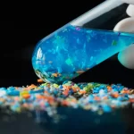 Cientistas fazem microplásticos brilharem para ver o que eles fazem dentro do seu corpo