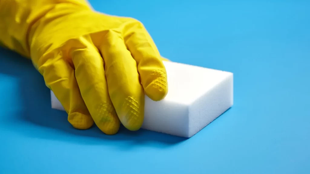 Esponjas de limpeza liberam minúsculas fibras de plástico ao se decomporem. 