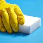 Esponjas de limpeza comuns liberam trilhões de fibras de microplástico