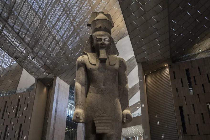 A estátua de Ramsés II e no Museu Egípcio no Cairo, Egito.