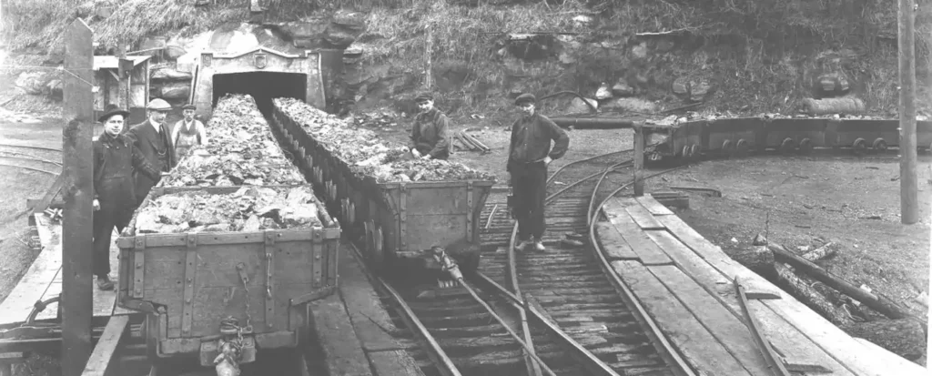 As raízes industriais de Cumberland são profundas. Pesquisadores da ACET estão investigando como essas minas de carvão, agora abandonadas, sob a vila, poderiam gerar energia geotérmica para aquecer e resfriar edifícios. Imagem - Museu e Arquivo de Cumberland.
