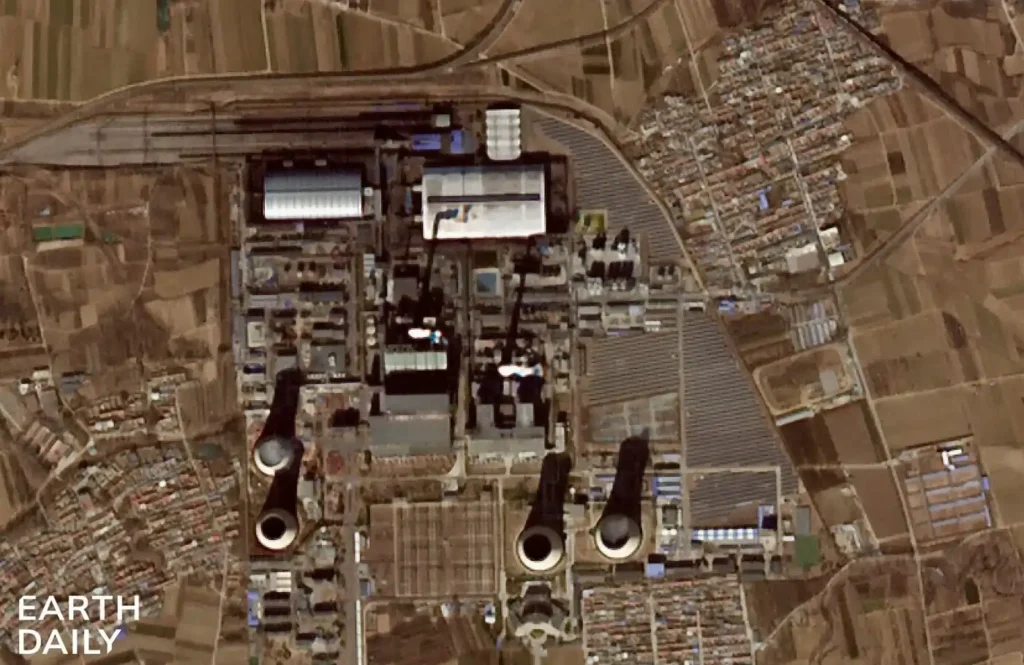 Esta imagem, capturada pelo satélite Constellation EDC-01 da EarthDaily , mostra a infraestrutura de energia solar e de carvão localizadas no mesmo ponto.