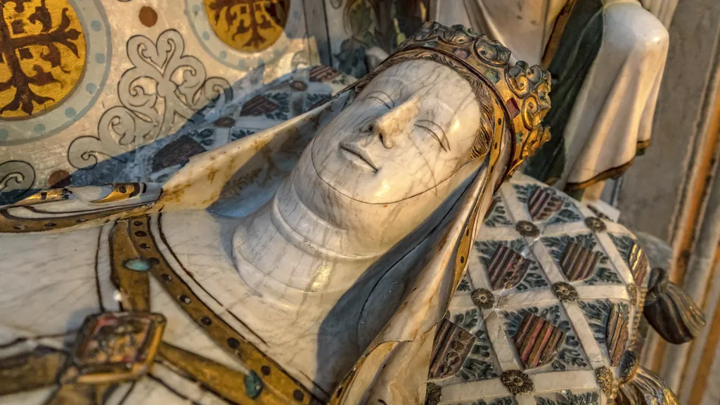O sarcófago da Rainha Elisenda no Real Mosteiro de Santa Maria Pedralbes.

