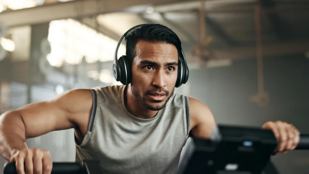 Escolher a sua própria música para treinar pode ajudar você a se exercitar por quase 20% mais tempo sem que o esforço pareça maior.