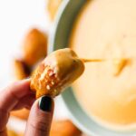 Molho de queijo vegano com cerveja