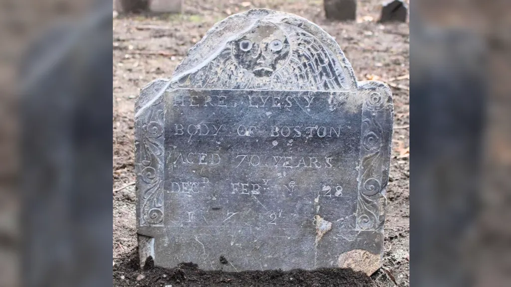 A lápide de "Boston", um homem que fora escravizado e morreu no século XVIII em Boston, Massachusetts.