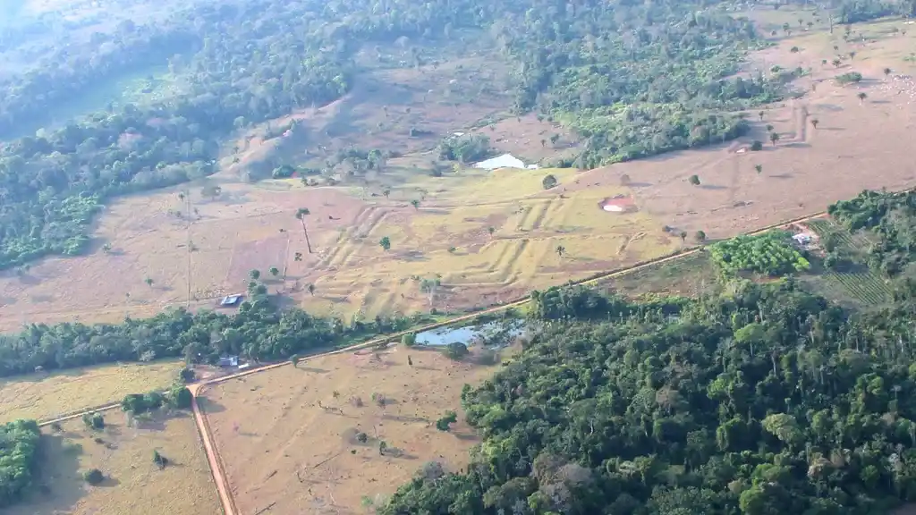 Arqueólogos descobriram geoglifos antigos como este, de formato quadrado, no Acre, Brasil.