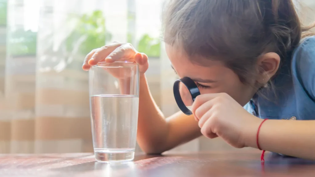 Nanoplásticos podem estar silenciosamente ajudando bactérias perigosas a burlar os sistemas de tratamento de água.