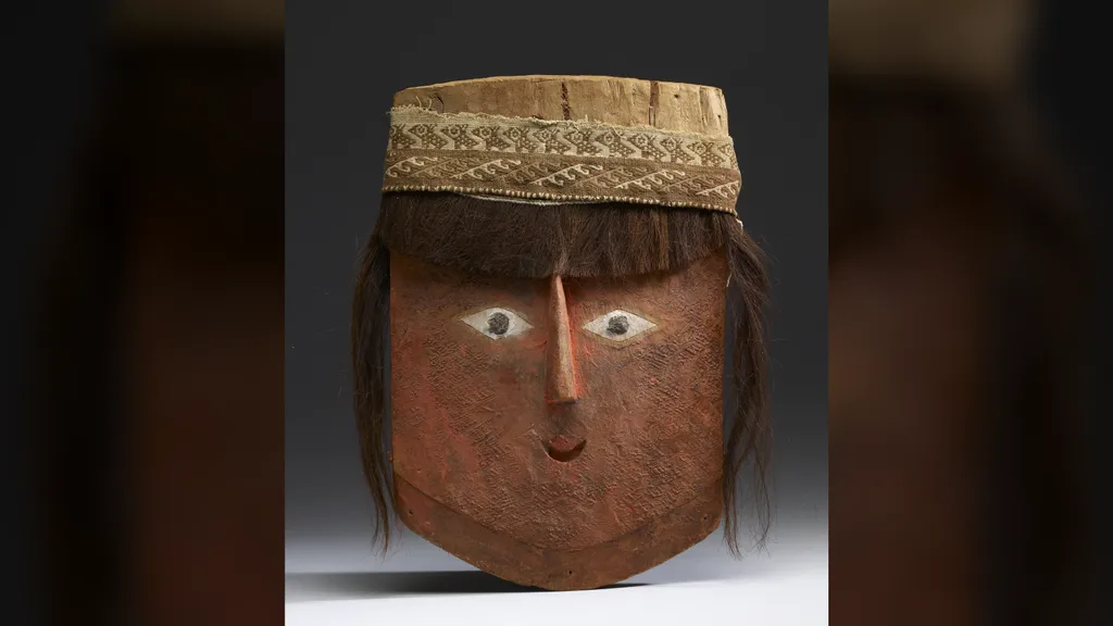 Uma máscara de múmia centenária com peruca, pertencente à cultura Chancay, que habitava o território que hoje corresponde ao Peru.