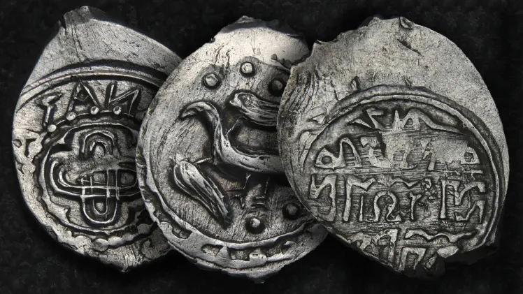 Arqueólogos descobriram um tesouro de moedas de prata contendo várias moedas raras do século XV com a representação de um pássaro em voo perto de Moscou.