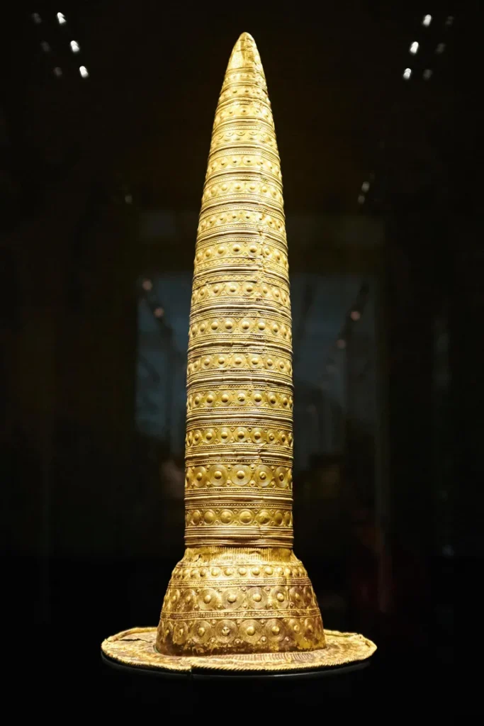 O chapéu de ouro de Berlim foi feito há cerca de 3.000 anos a partir de uma única folha de ouro e adornado com motivos que representam um calendário.

