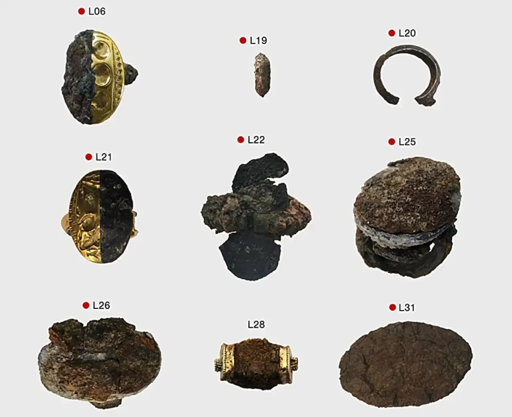 Seleção de joias de ferro da Idade do Bronze Final (L) que podem ter sido forjadas com meteoritos. O ponto vermelho indica um artefato contendo níquel. 