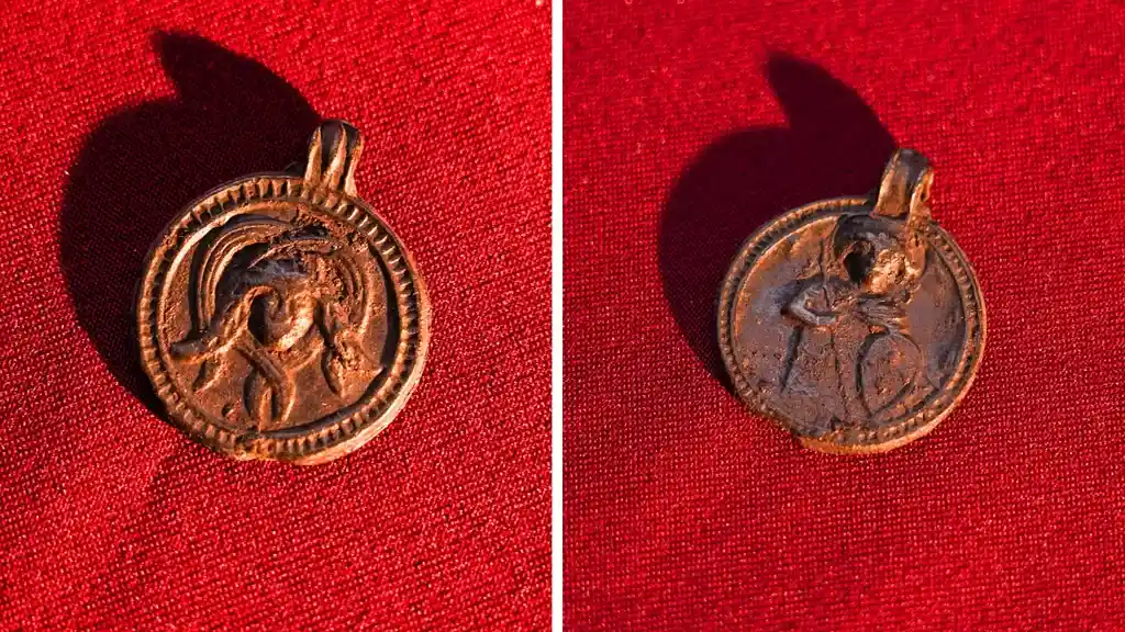 Arqueólogos na Rússia encontraram um pingente medieval com um santo cristão de um lado e uma figura semelhante à Medusa do outro.