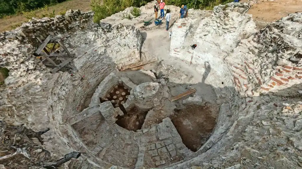 O complexo termal circular de formato incomum foi descoberto na Sérvia, no que antes era uma torre de um palácio imperial romano.
