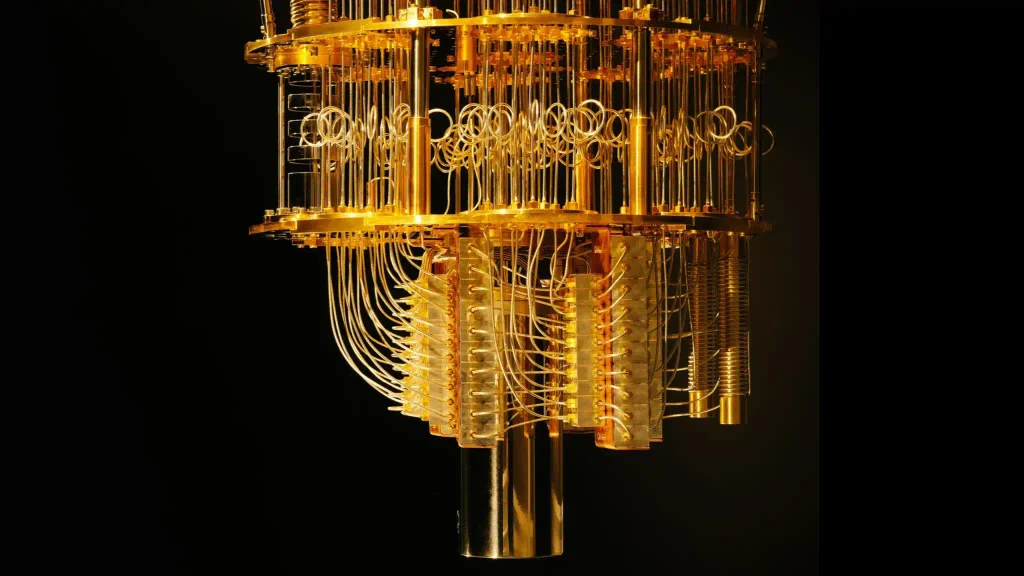 O interior dourado de um refrigerador de diluição usado para manter os processadores quânticos supercondutores da IBM em temperaturas extremamente baixas.